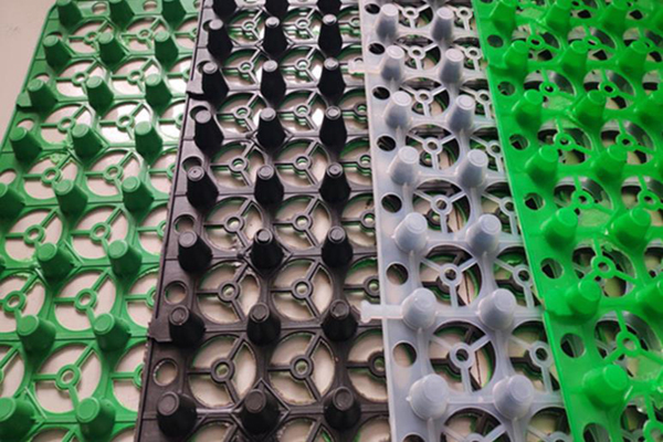 蓄排水板的作用解析：?；せ肪场⒎乐顾?、增强排水效果